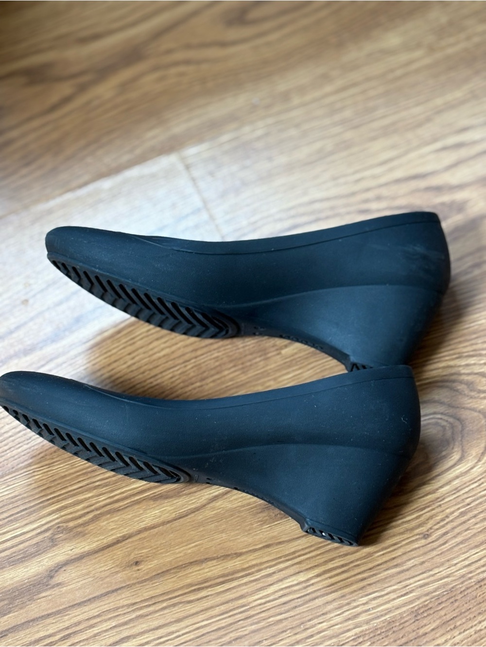 CROCS Black Lina Wedge Pumps with Plum Insole - Picture 2 of 5